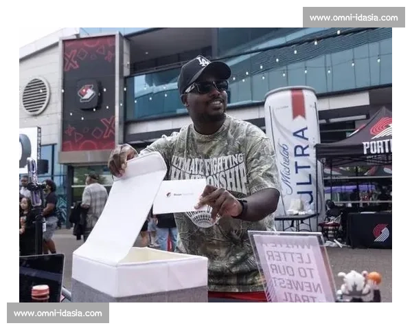 一身白配粉书包！杨瀚森登机赴客场